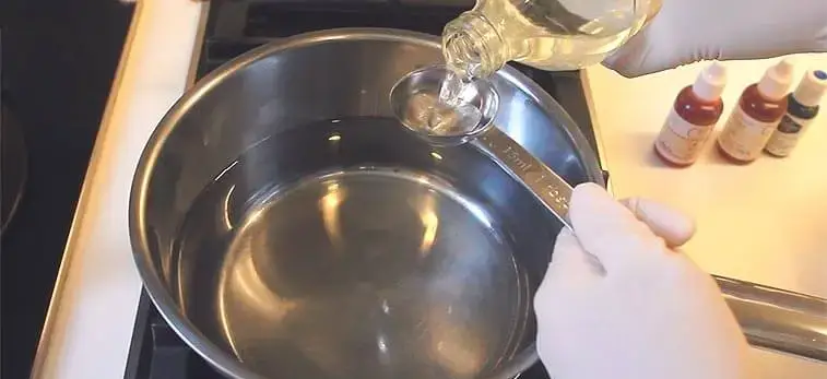 Adding vinegar to the dyebath