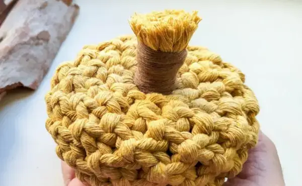 10 月のマンスリー マクラメ チャレンジ – My Total Handmade による DIY マクラメ カボチャのチュートリアル