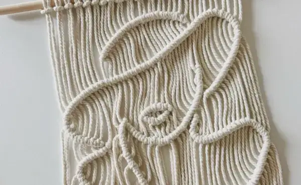 Hogyan készítsünk egy gyönyörű sziluett makrám fali akasztót a Bochiknottól