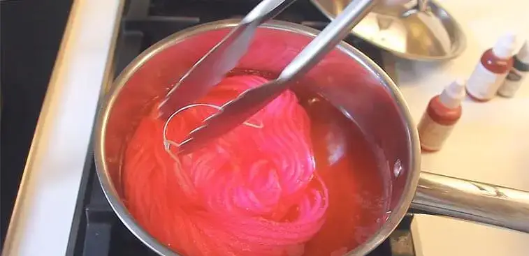 dyeing yarn with food coloring
