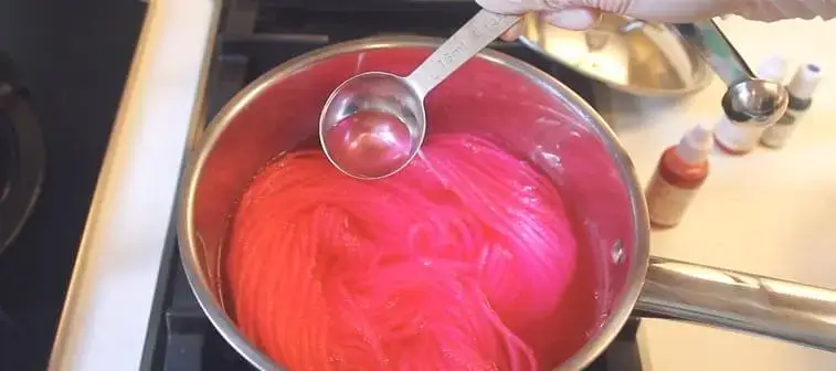 dyeing yarn with food coloring
