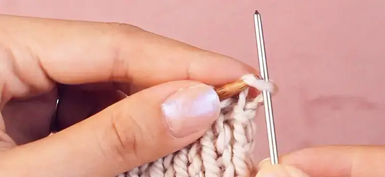 hands knitting a bind off