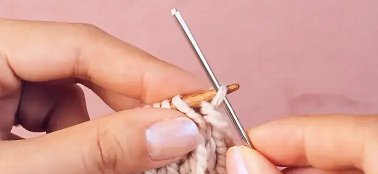 hands knitting a bind off