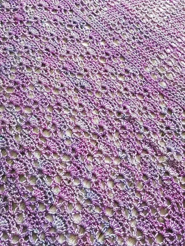 Nuovo design all'uncinetto: lo scialle senza nome