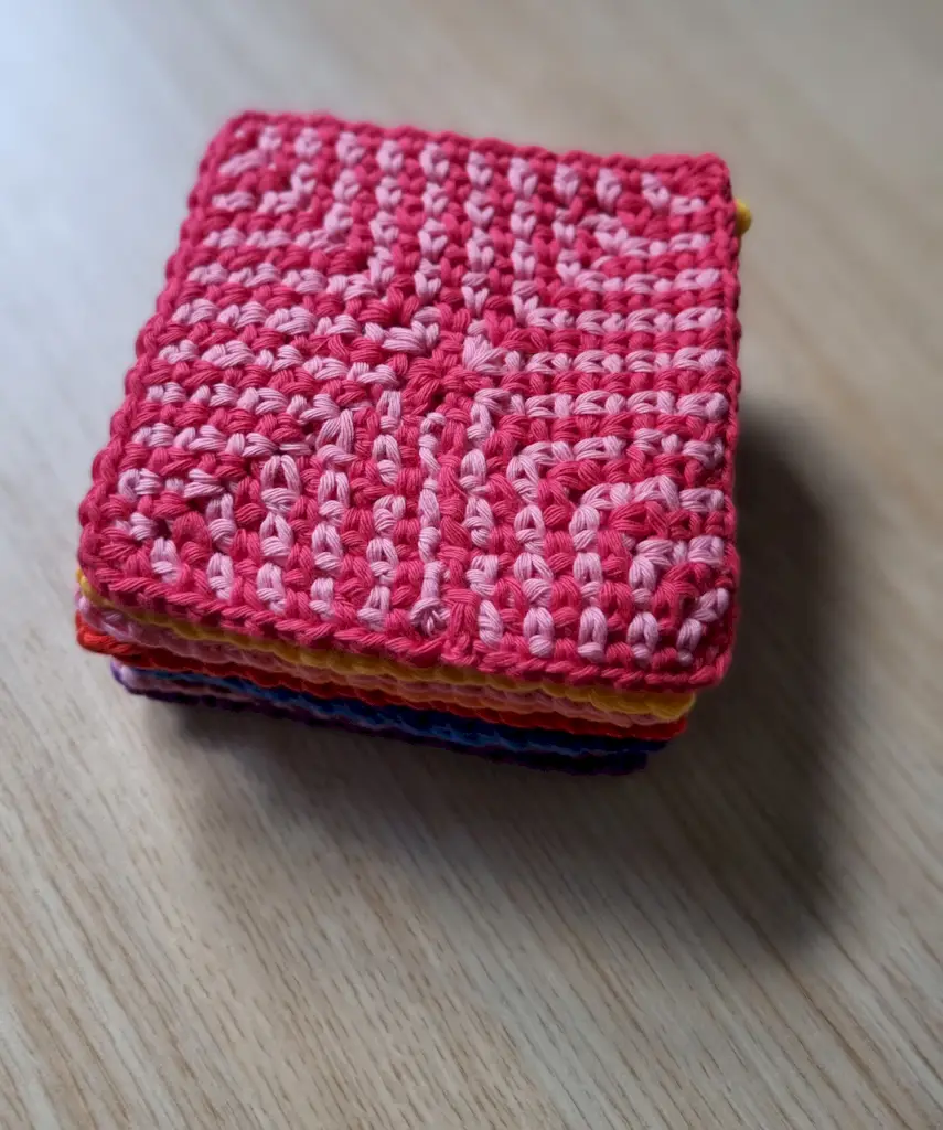 pila de 109 quadrats de ganxet manta