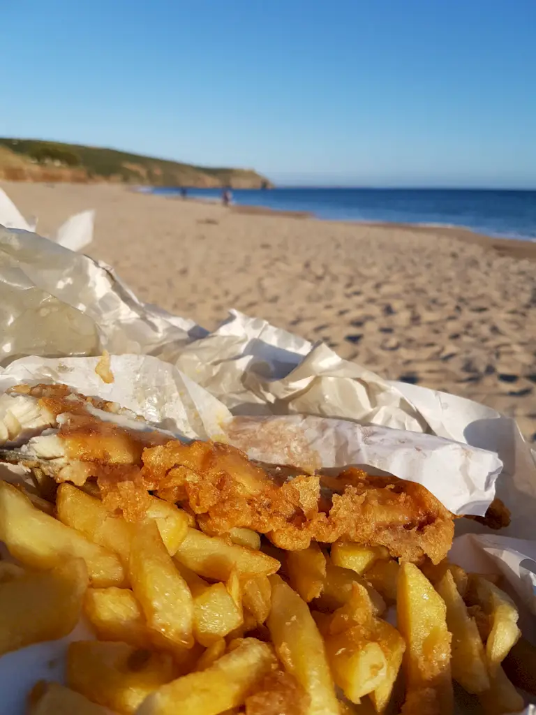 peixe e batatas fritas na praia