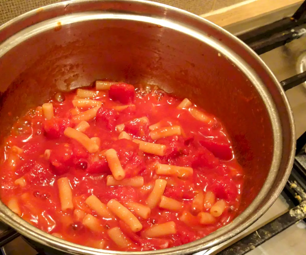 Hieman laiha, hieman mausteinen, tomaattimakaronijuusto