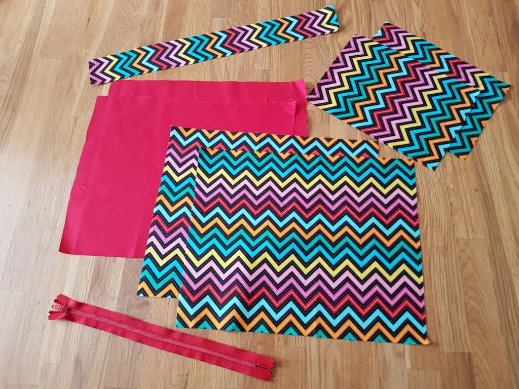 Bélelt cipzáras táska