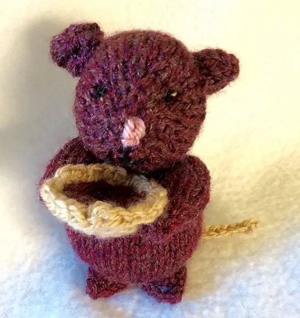 ¡Freddie el ratón de campo (mi patrón de tejido gratuito) tiene algunos amigos!