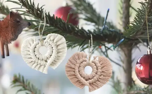 Simpatico tutorial sull'ornamento del cuore di Macrame – Sfida di Natale Macrame 2024