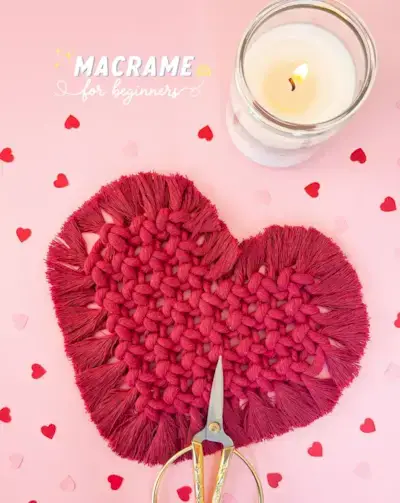 Februarski mesečni makrame izziv – makrame srček podstavek za valentinovo