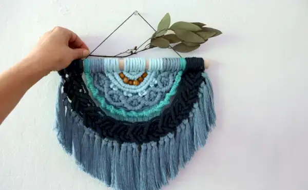 8 月のマンスリー マクラメ チャレンジ – Fibers of Mine のマクラメ ハーフ マンダラ