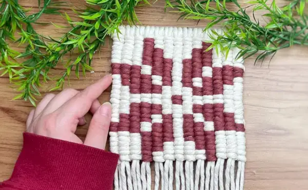 Desafío mensual de macramé de diciembre: colgante de pared de macramé con píxeles de copo de nieve nórdico de Simply Inspired